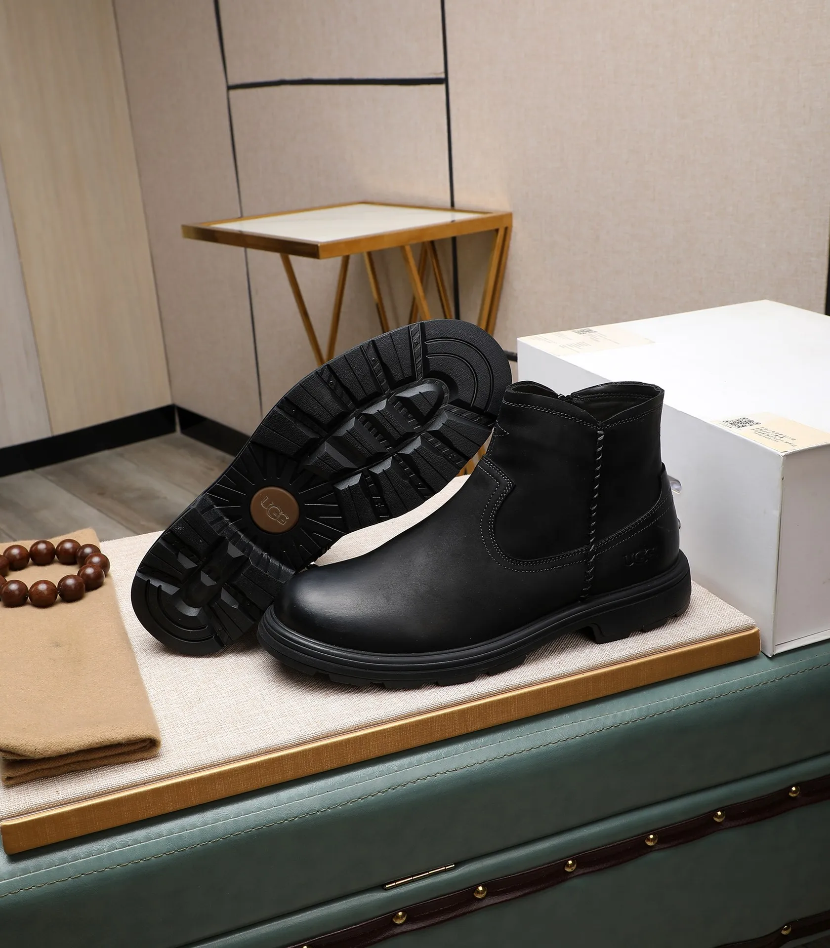Men's men's shoes💰640 UGG (100% genuine wool lining, 10% off for fake ones) Please pay attention to the quality of the original order and compare the thickness of the wool🏮🏮Hot-selling UGG from Australia's warm luxury brand men's shoes, the official website is synchronized, Beckham men's style..., made of imported top-layer waxed cowhide, waxed toe cap, Australian real wool velvet lining Carefully sewn...Imported rubber Martin boots outsole (comfortable, soft and wear-resistant). I really like the quality..Exquisite workmanship. You can't put it down at first sight. Size 39-44